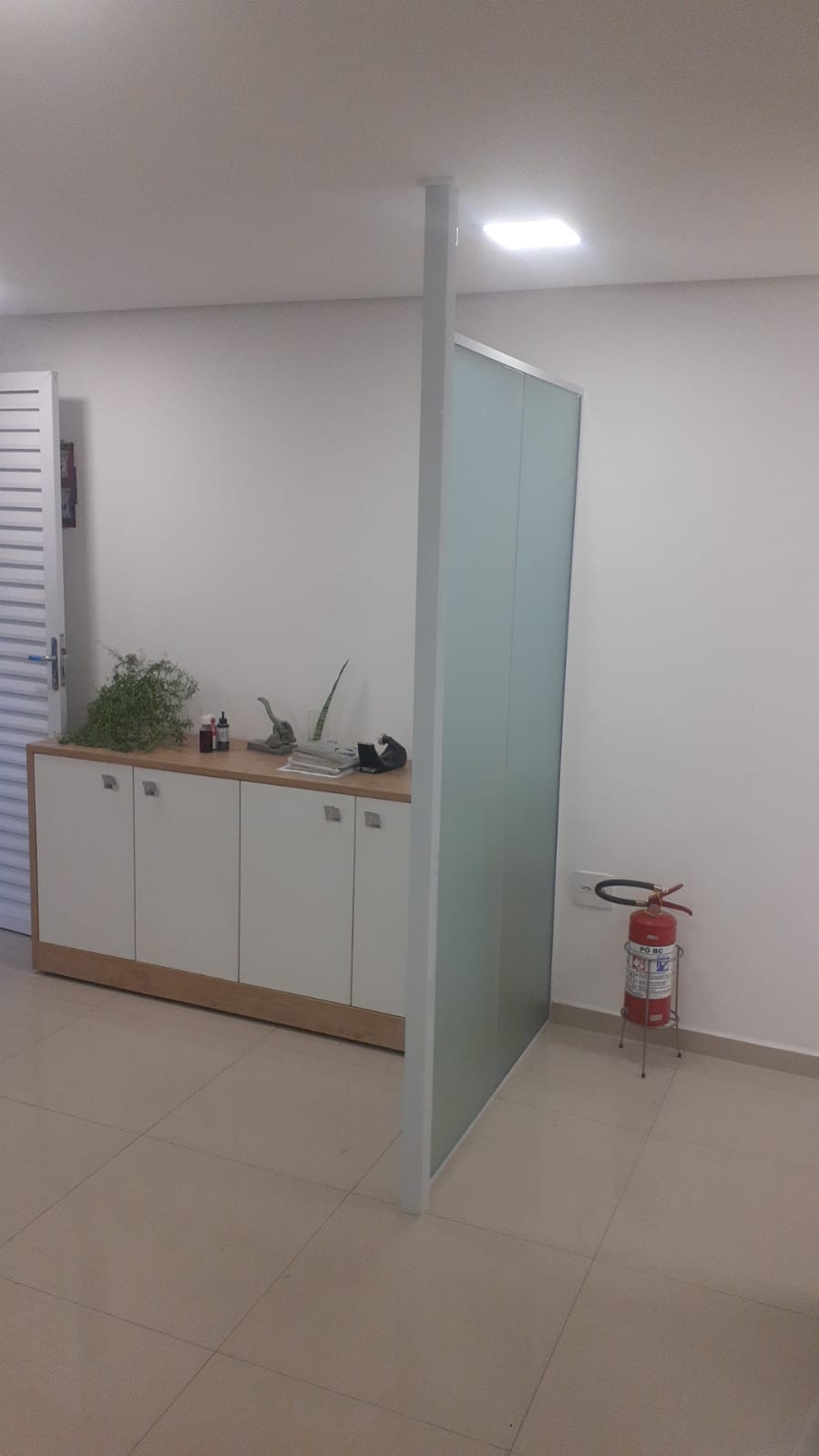 Divisória de vidro jateado em ambiente comercial