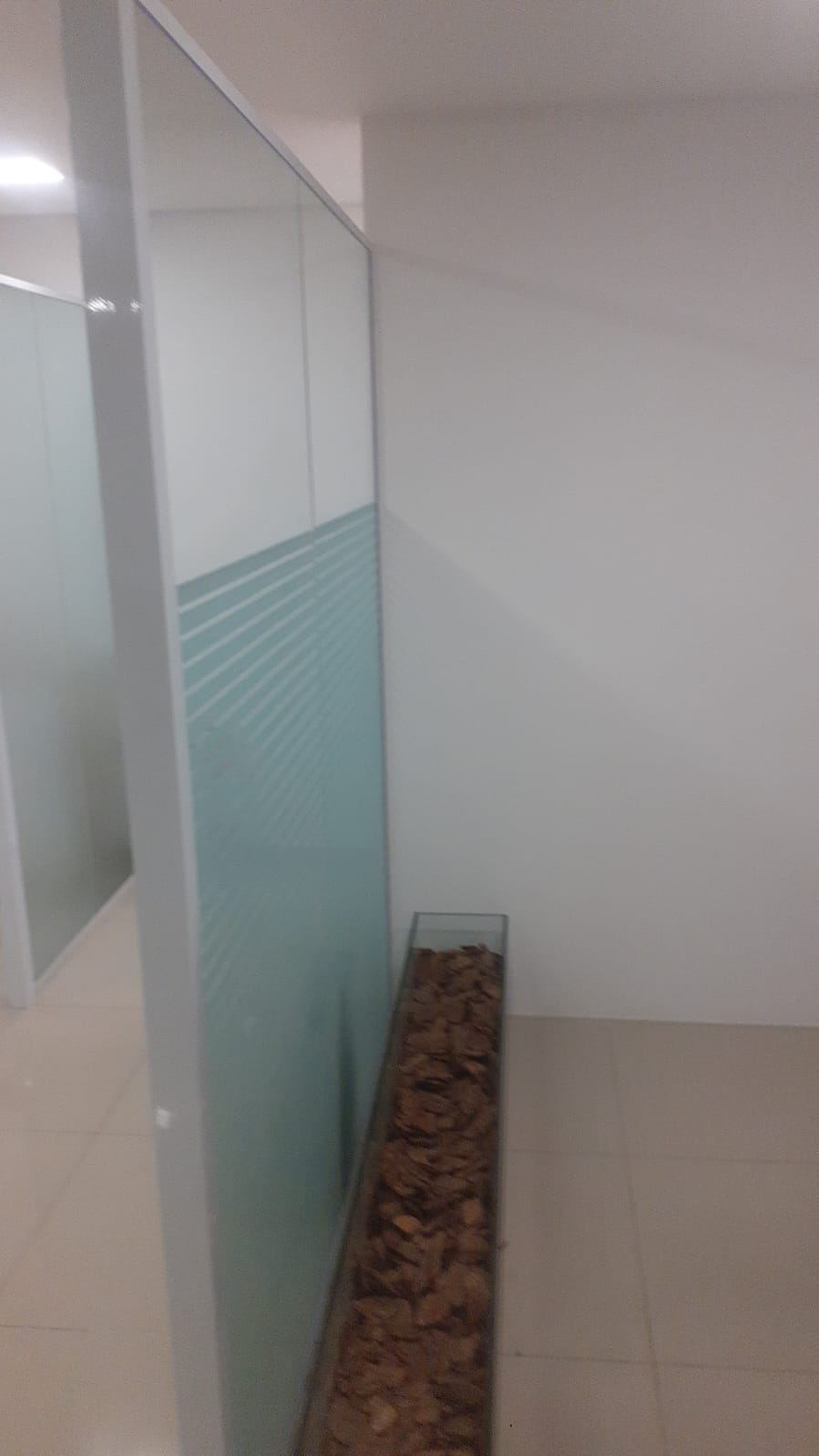 Divisória de vidro com adesivo de listras decorativas